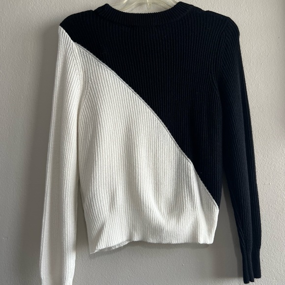 Beautiful and slimming sweater for fall or winter. - Picture 2 of 3